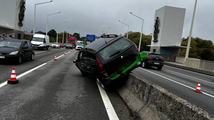 A1: Um ferido após acidente na Ponte da Arrábida Ponte Arrabida DR acidente porto a1