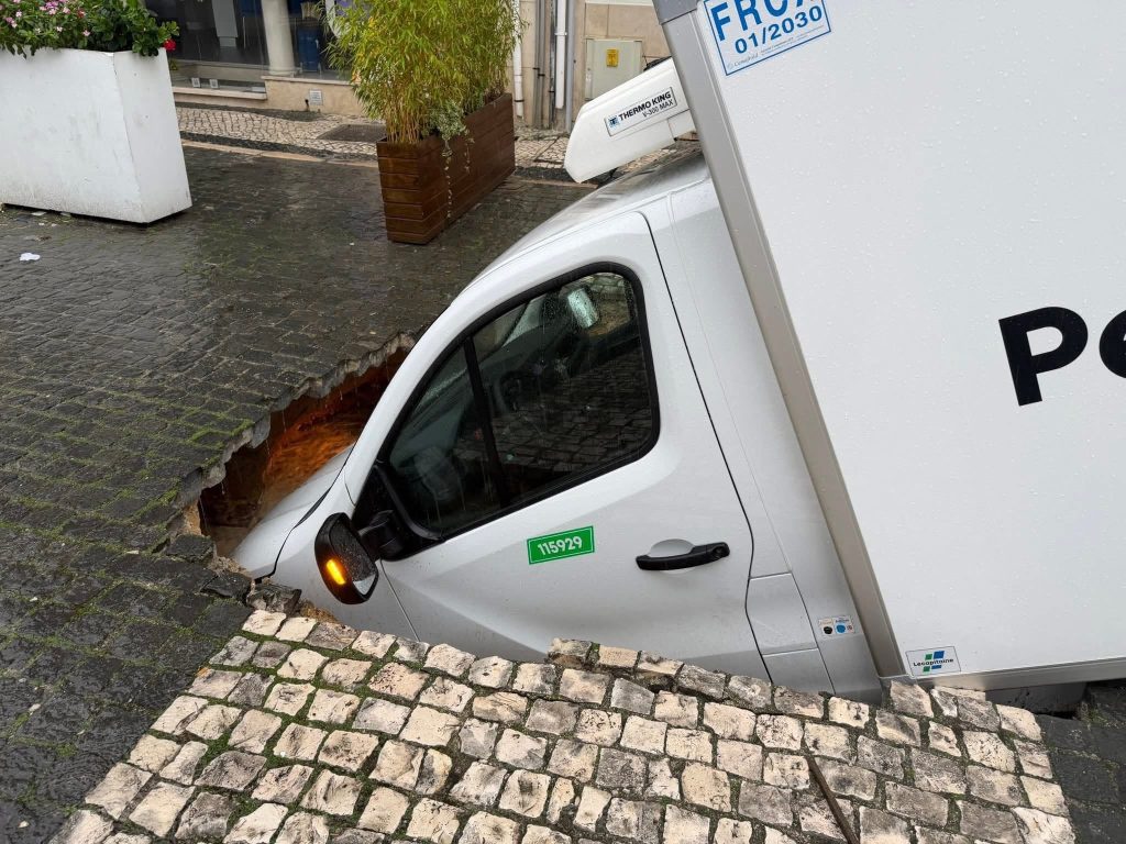 Leiria cratera carrinha engolida veiculo de mercadorias piso abate