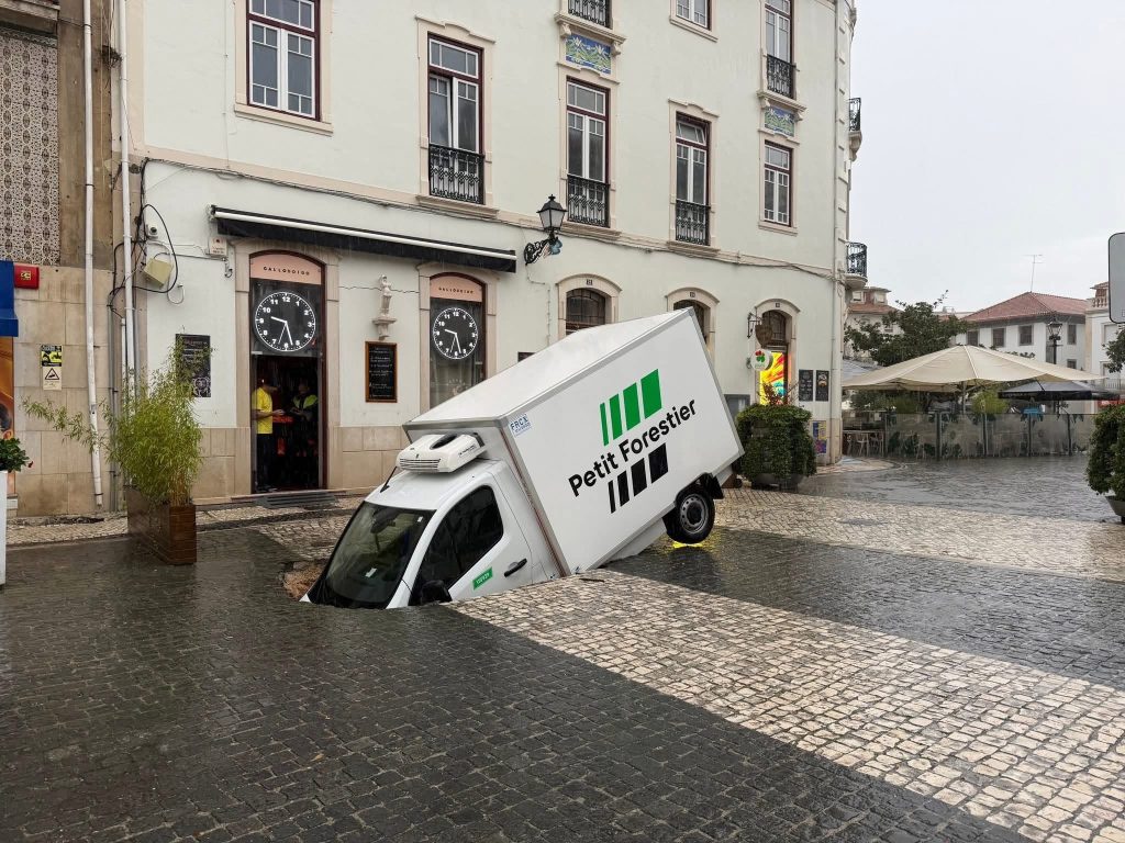 Leiria cratera carrinha engolida veiculo de mercadorias piso abate