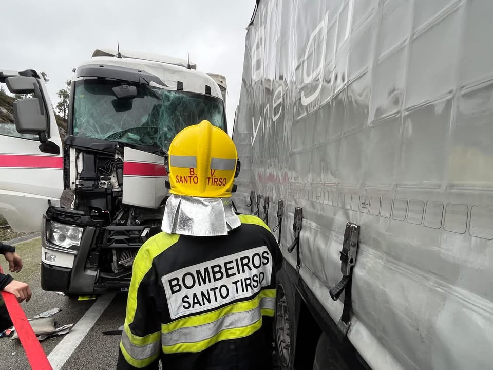A3: Acidente a envolver dois camiões faz um ferido Acidente A3 santo tirso