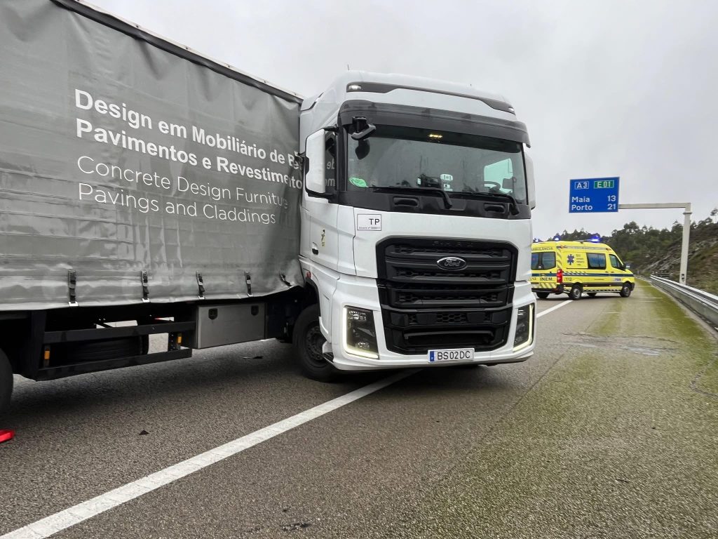 A3: Acidente a envolver dois camiões faz um ferido Acidente A3 santo tirso