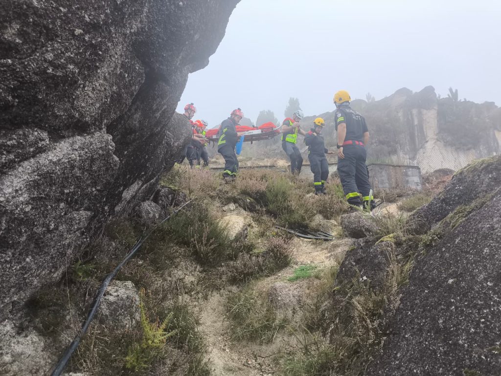 Mais um resgate no Gerês: mulher ferida junto ao Miradouro de Fafião Resgate miradouro de fafiao montalegre bombeiros - 4