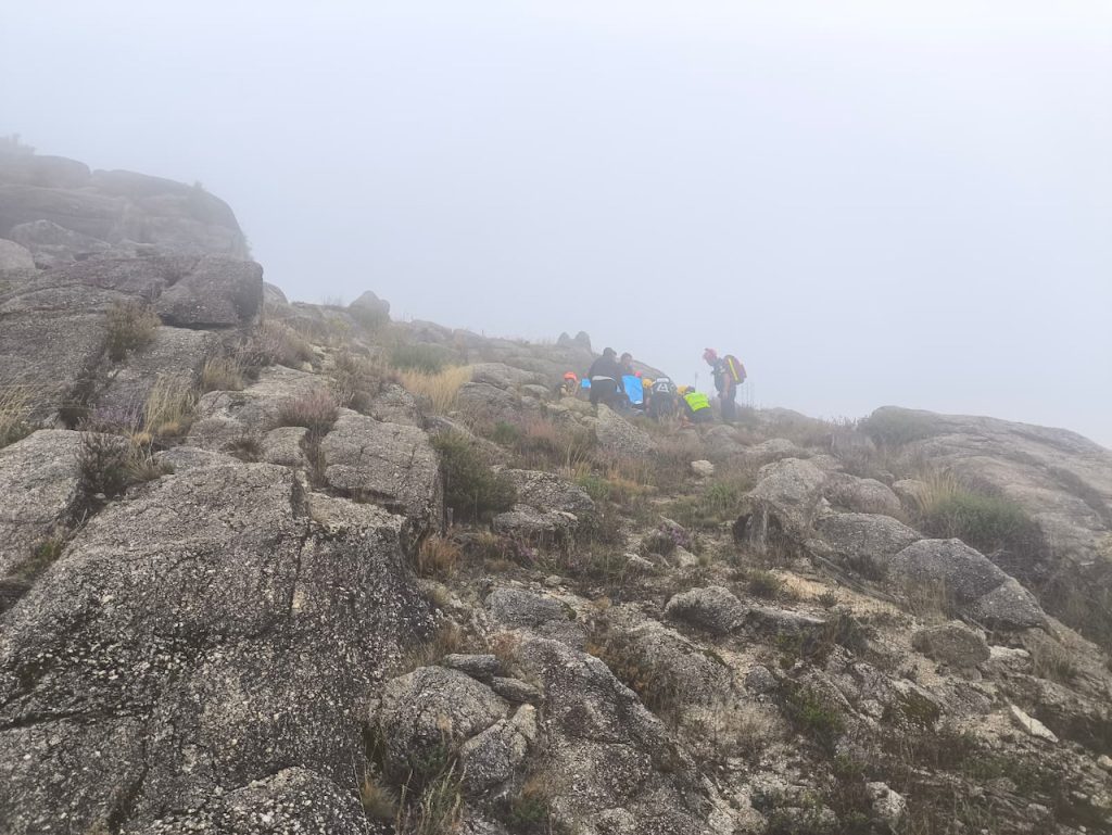 Mais um resgate no Gerês: mulher ferida junto ao Miradouro de Fafião Resgate miradouro de fafiao montalegre bombeiros - 4