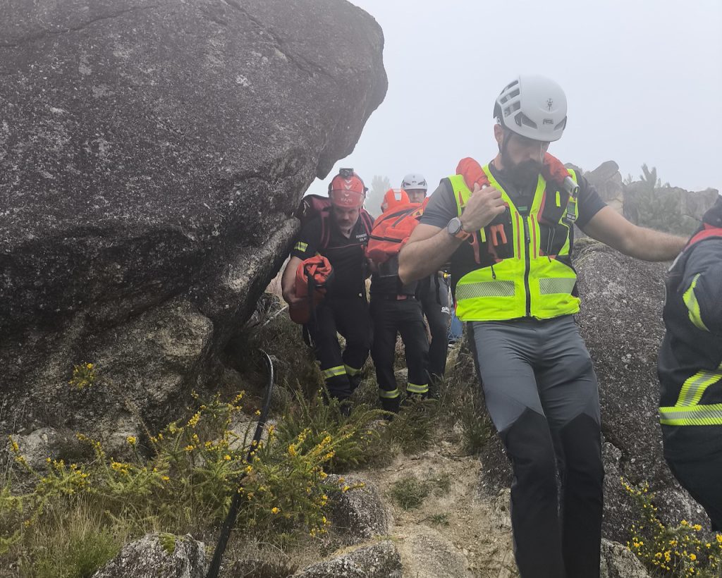 Mais um resgate no Gerês: mulher ferida junto ao Miradouro de Fafião Resgate miradouro de fafiao montalegre bombeiros - 4