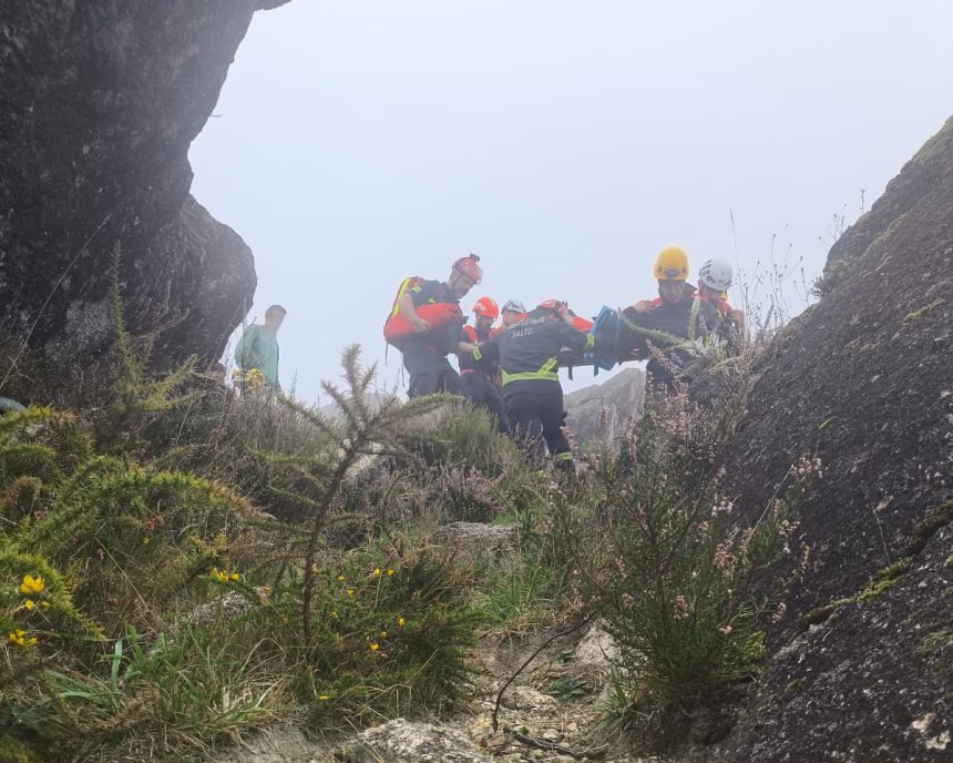 Mais um resgate no Gerês: mulher ferida junto ao Miradouro de Fafião Resgate miradouro de fafiao montalegre bombeiros - 4