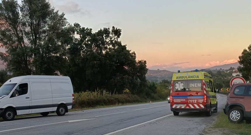 Alto Minho: Acidente em Monção na EN202 resulta num ferido Bombeiros Moncao barbeita acidente