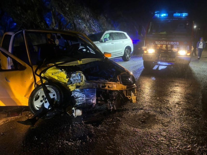 EN108: Encarcerados em acidente. Há uma jovem ferida com gravidade resultante da colisão frontal acidente porto en108 penafiel encarcera - 1
