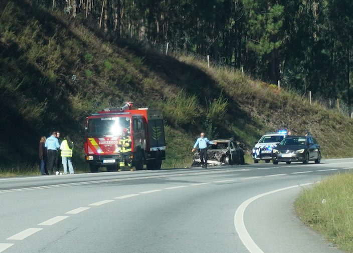 carro arde em Vilar do Monte Barcelos variante EN103 - 7