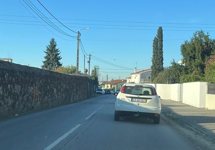 Barcelos: Colisão entre mota e carrinha na EN306. Uma mulher ficou ferida acidente barcelos vila boa EN306