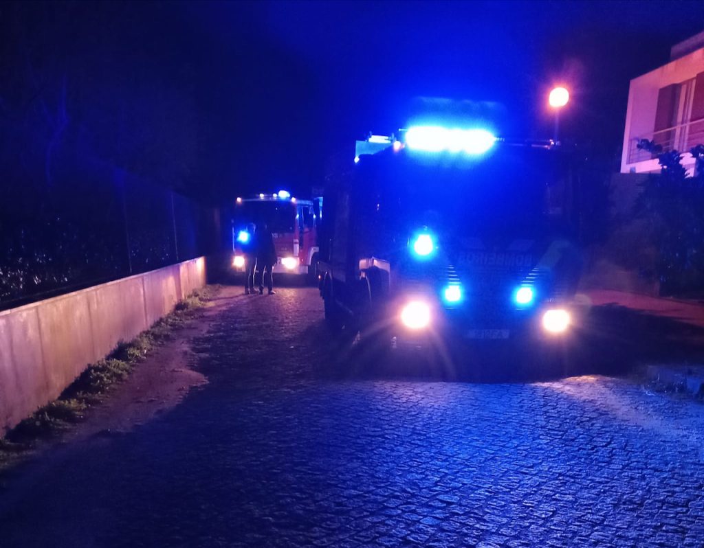 Barcelos: Incêndio em habitação em Vilar do Monte BV Barcelos noite incendio vilar do monte - 3