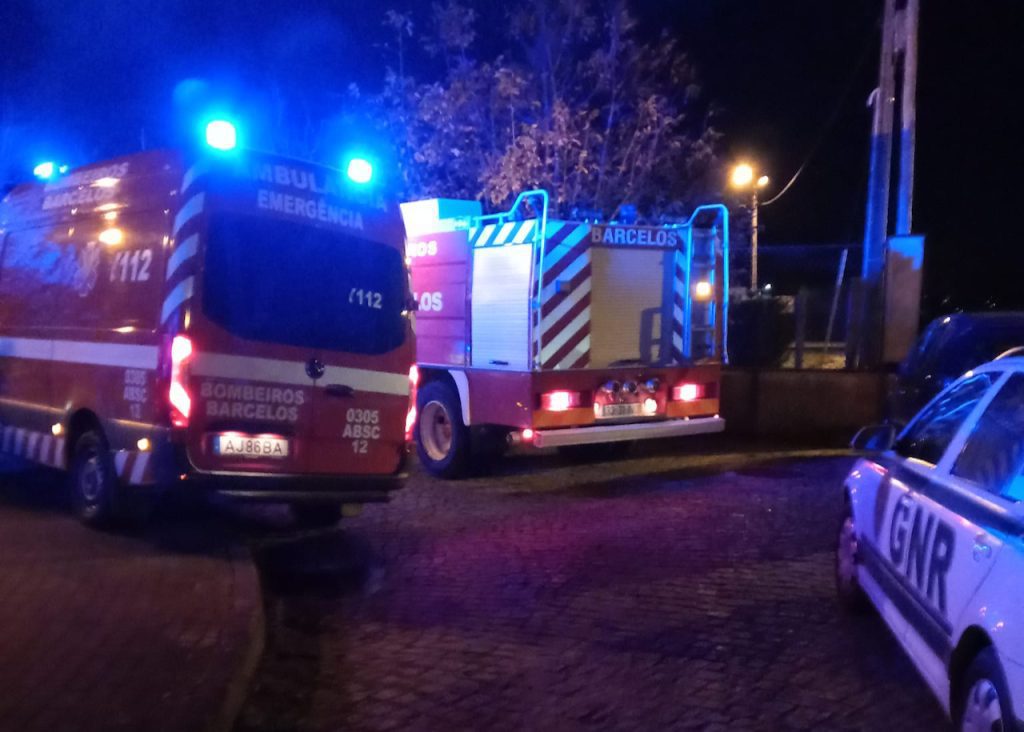 Barcelos: Incêndio em habitação em Vilar do Monte BV Barcelos noite incendio vilar do monte - 3