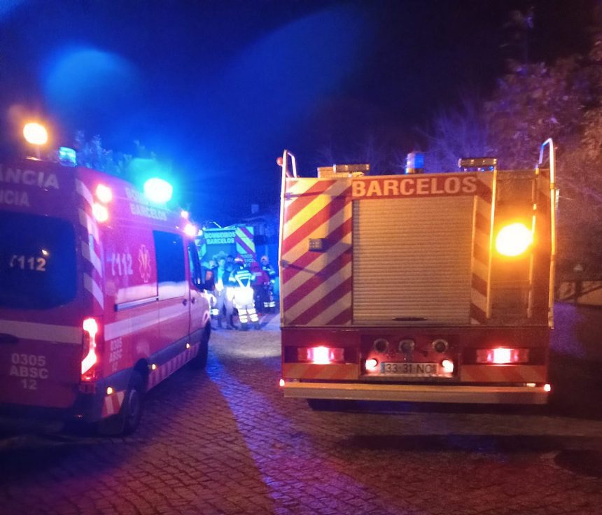 Barcelos: Incêndio em habitação em Vilar do Monte BV Barcelos noite incendio vilar do monte - 3