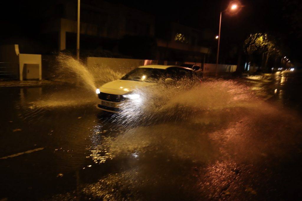 Esposende: Marginal e rua Vasco da Gama afetadas pelo mau tempo (vídeo) Chuva Esposende carro mau tempo