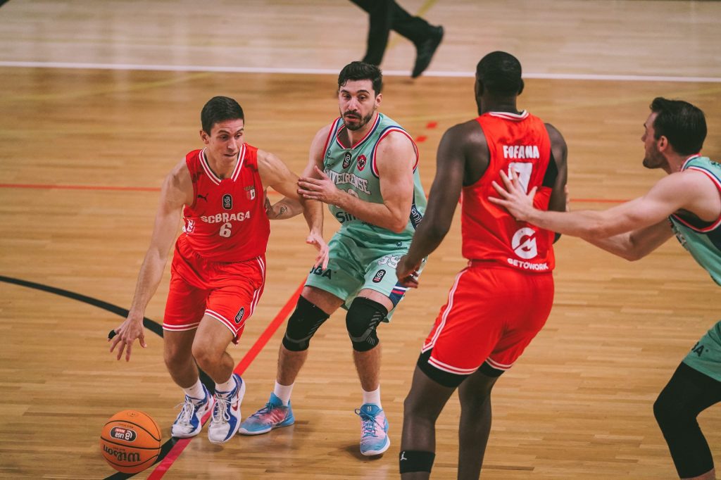 Basquetebol: SC Braga vence Oliveirense e tem pódio a um ponto SC Braga basquetebol