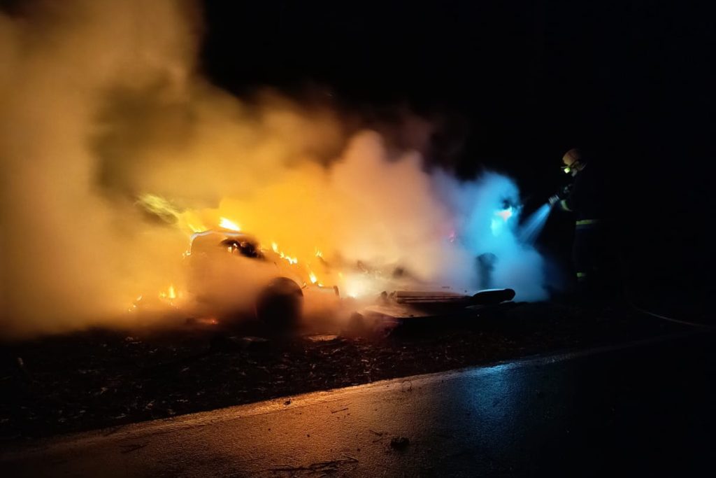 EN202/2: Incêndio consome carro nos Arcos de Valdevez carro arcos de valdevez