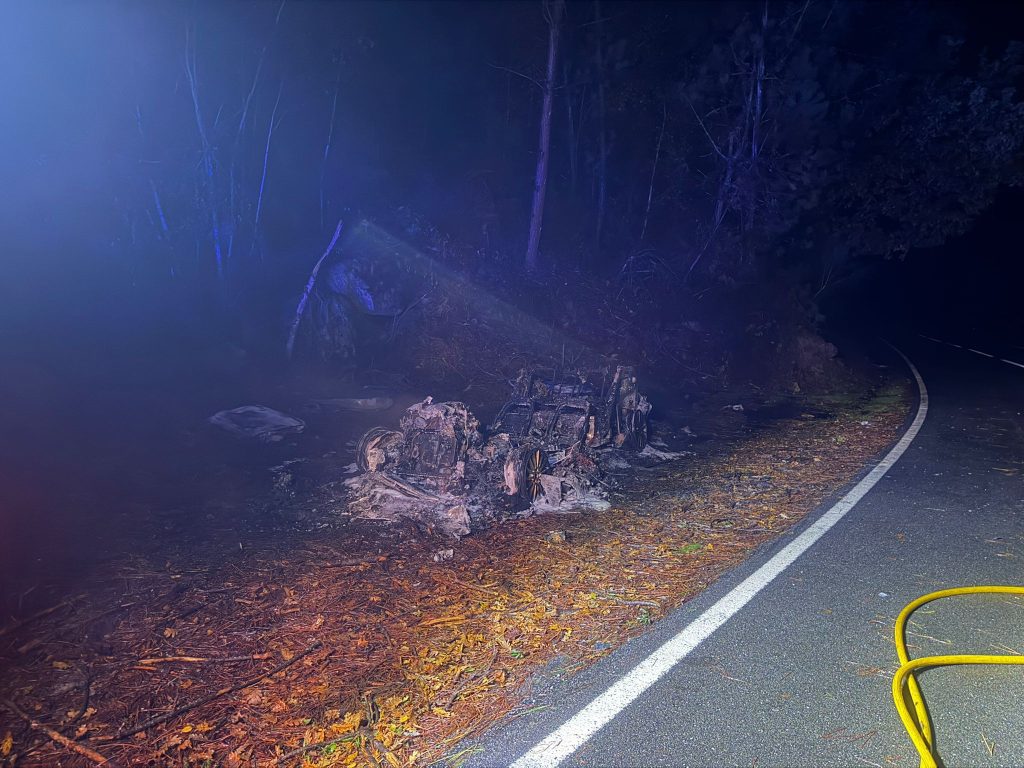 EN202/2: Incêndio consome carro nos Arcos de Valdevez carro arcos de valdevez