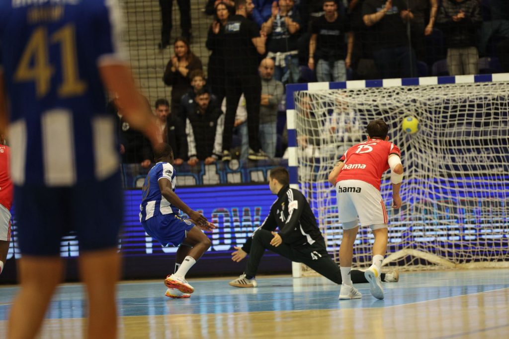 Andebol: FC Porto e Benfica anulam-se no Dragão Andebol porto benfica