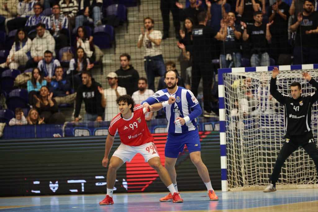 Andebol: FC Porto e Benfica anulam-se no Dragão Andebol porto benfica