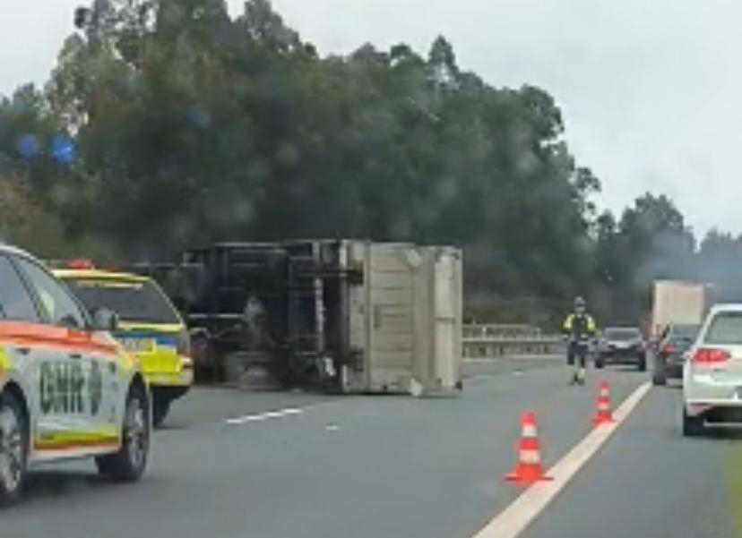 Barcelos: Despiste seguido de capotamento de camião na A11. Ferido grave (vídeo) acidente A11 barcelos vila seca camiao ocorrencias - 2
