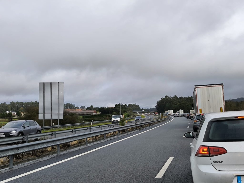 Barcelos: Despiste seguido de capotamento de camião na A11. Ferido grave (vídeo) acidente A11 barcelos vila seca camiao ocorrencias - 2