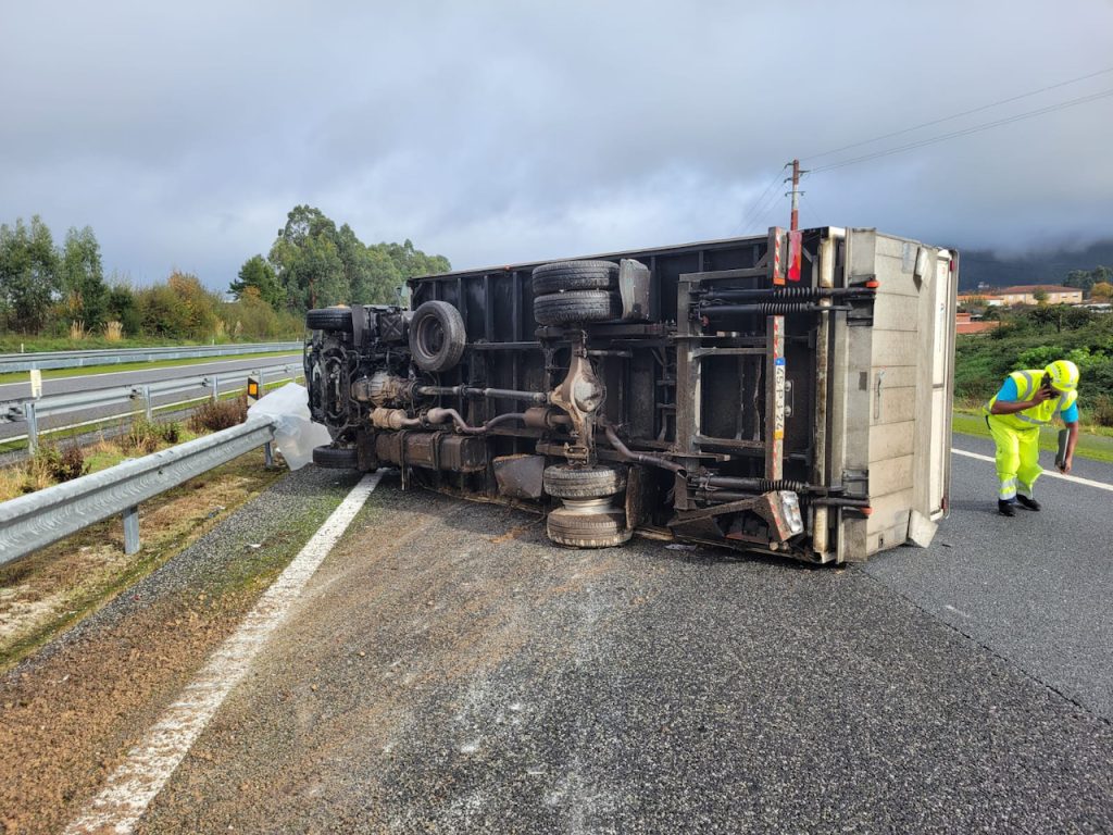 Barcelos: Despiste seguido de capotamento de camião na A11. Ferido grave (vídeo) acidente A11 barcelos vila seca camiao ocorrencias 2 - 2