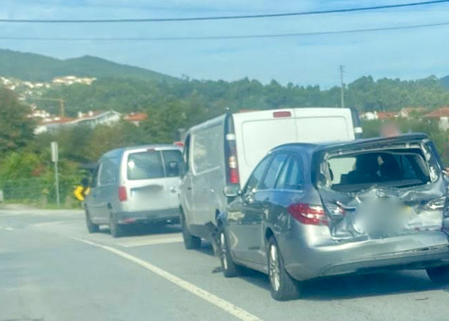 Barcelos: Choque em cadeia na Silva condiciona EN204 acidente barcelos - 1