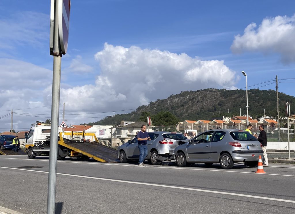 Esposende: Choque em cadeia na EN13 faz um ferido esposende amrinhas en13