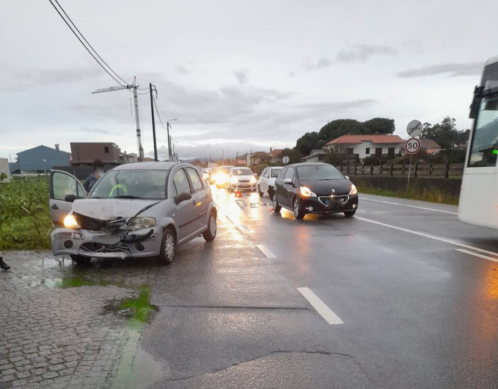 Colisão na EN13 em Marinhas causa dois feridos ligeiros