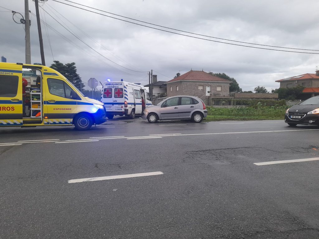 Colisão na EN13 em Marinhas causa dois feridos ligeiros
