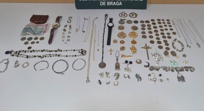 Minho: Prisão preventiva para suspeito de furtos de ouro e prata em Barcelos e Vila Verde barcelos vila verde joias roubo