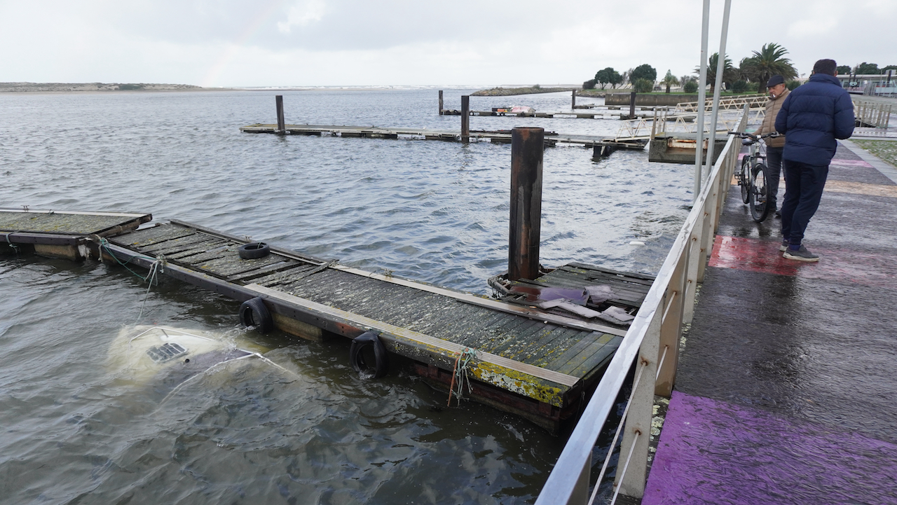 embarcacao e24 barco afunda
