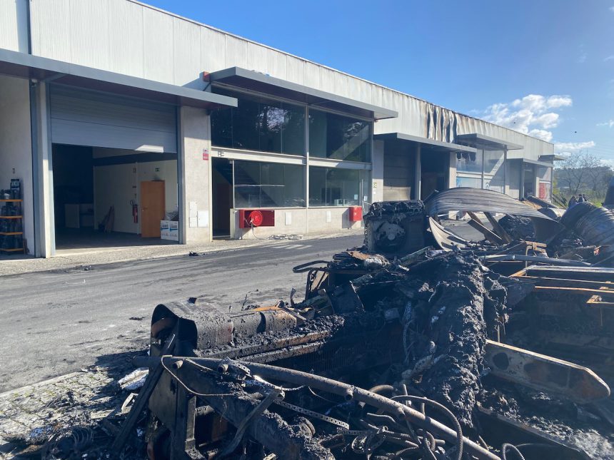 Barcelos: Milhares de euros de prejuízos e empresas a refazer "a vida" após incêndio (vídeo) bolder danos incendio barcelos - 2