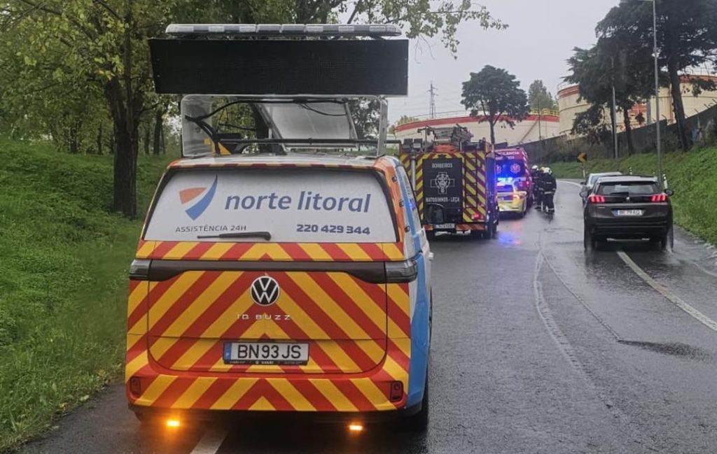 A28: Despiste em rampa de acesso a auto-estrada termina com queda para túnel alagado bombeiros leça matosinhos acidente 3