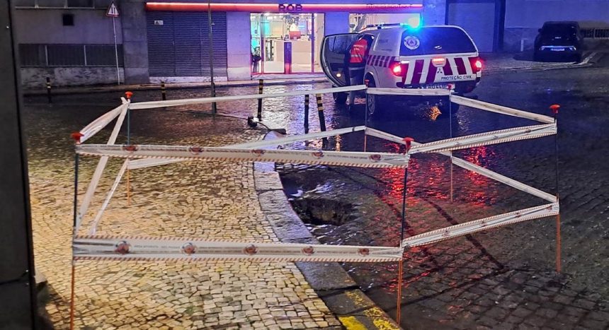 Braga: Buraco abre-se na rua de Diu e prende automóvel buraco braga cratera destaque