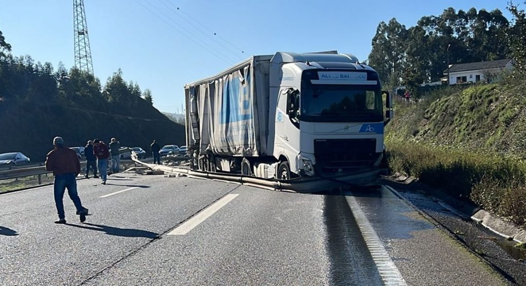 No sentido Porto Braga camiao A28