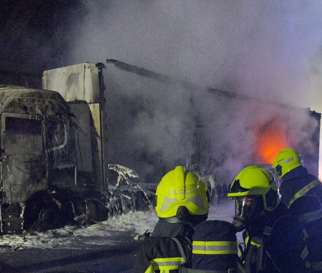 A4: Incêndio de camião cortou via em Alijó camiao arder a4 vila real alijo auto estrada