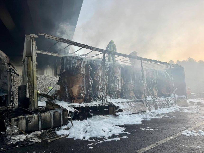 A4: Incêndio de camião cortou via em Alijó camiao arder a4 vila real alijo auto estrada