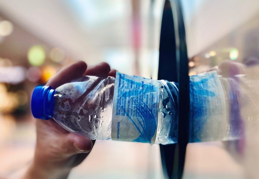 Vem com 4 anos de atraso mas entregar garrafas de plástico vai valer reembolso em 2026 garrafas de plastico reembolso ambiente