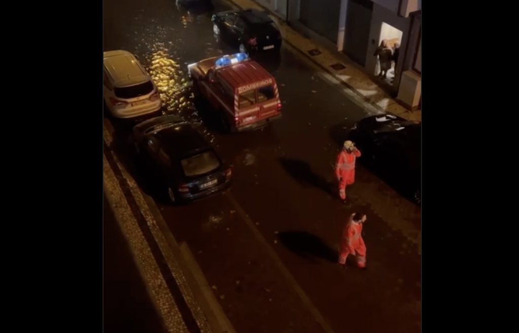 Esposende: Rua Vasco da Gama começa a "encher" de água (vídeo) esposende mau tempo inundações