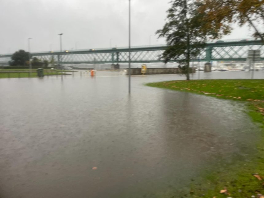Viana: Chuva intensa corta trânsito na frente ribeirinha inundacoes viana do castelo mau tempo