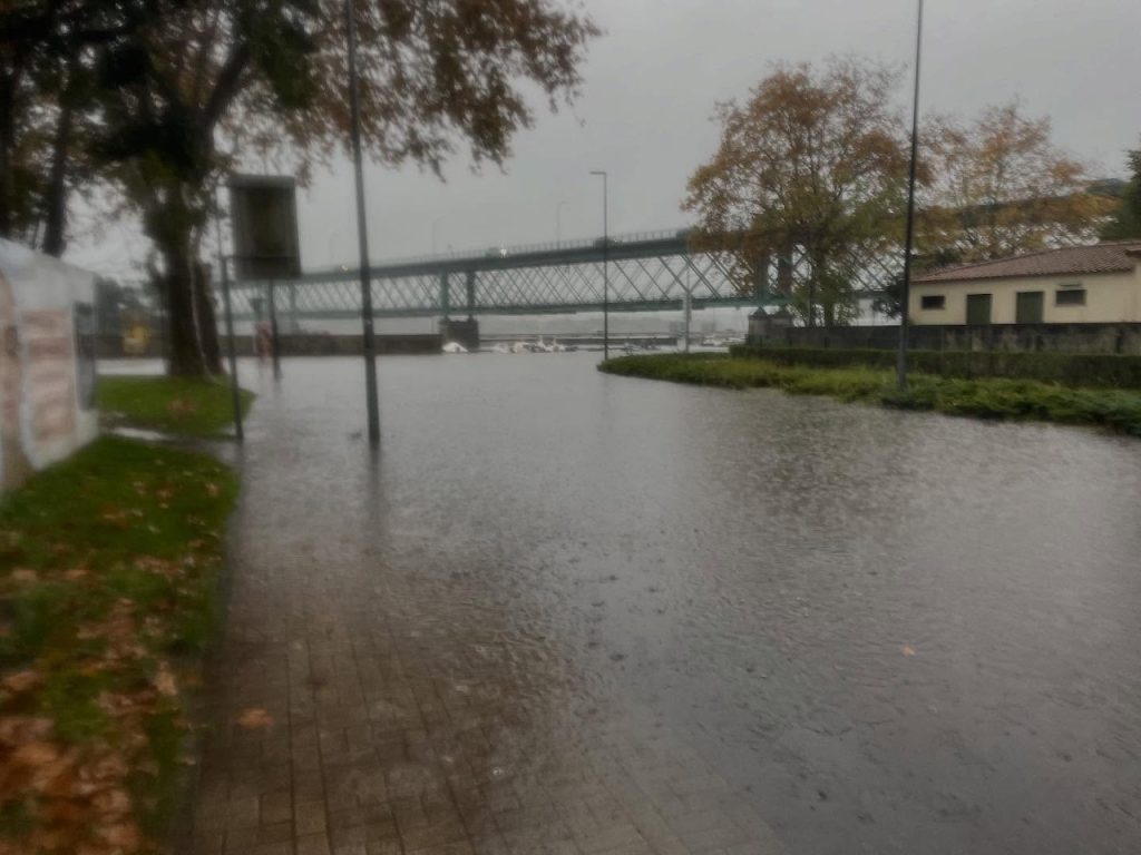 Viana: Chuva intensa corta trânsito na frente ribeirinha Ponte eiffel viana mau tempo