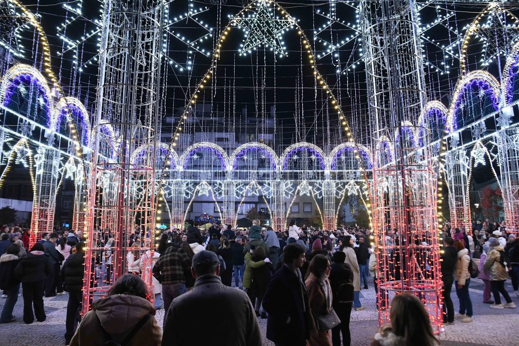 Famalicão: Milhares na rua deram início à magia de Natal (vídeo) luzes famalicao 1