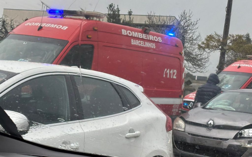 Barcelos: Choque em cadeia na EN103-1. Há três feridos Acidente perelhal barcelos ocorrencias - 3