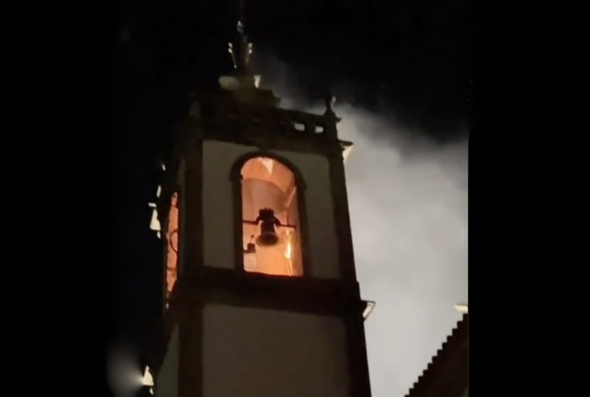 incêndio na torre da igreja da Ucha mobiliza bombeiros em Barcelos minho portugal