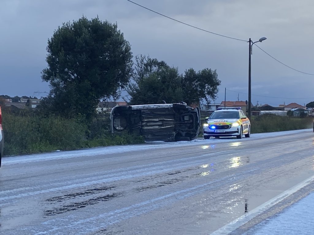 Esposende: Despiste com capotamento na EN13 condicionado por granizo (vídeo) Granizo esposende acidente En13 En103_1 Marinhas e Palmeira d Faro - 4