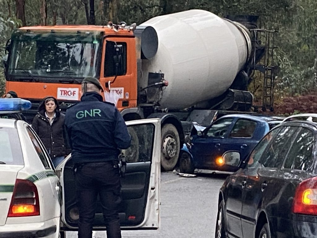 Esposende: Colisão entre “betoneira” e carro faz um ferido En305 Esposende acidente