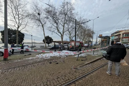 Carro arde acidente Porto