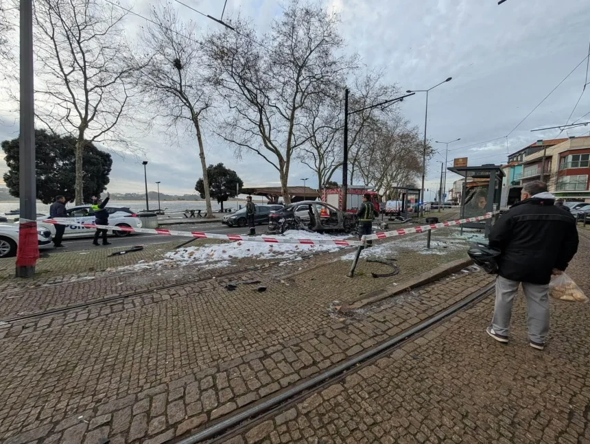 Carro arde acidente Porto