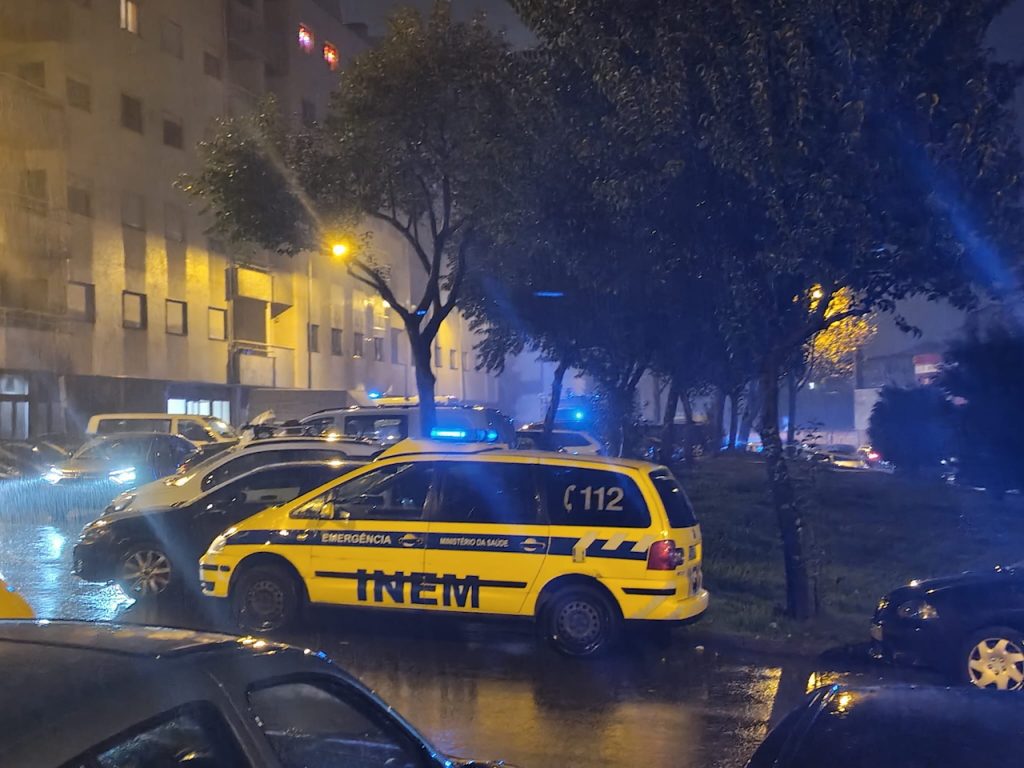 Braga: Incêndio mata mulher de 80 anos em apartamento em Maximinos INEM incendio noite Braga Psicologos - 1