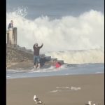Mulher arrastada por ondas gaia senhor da pedra porto